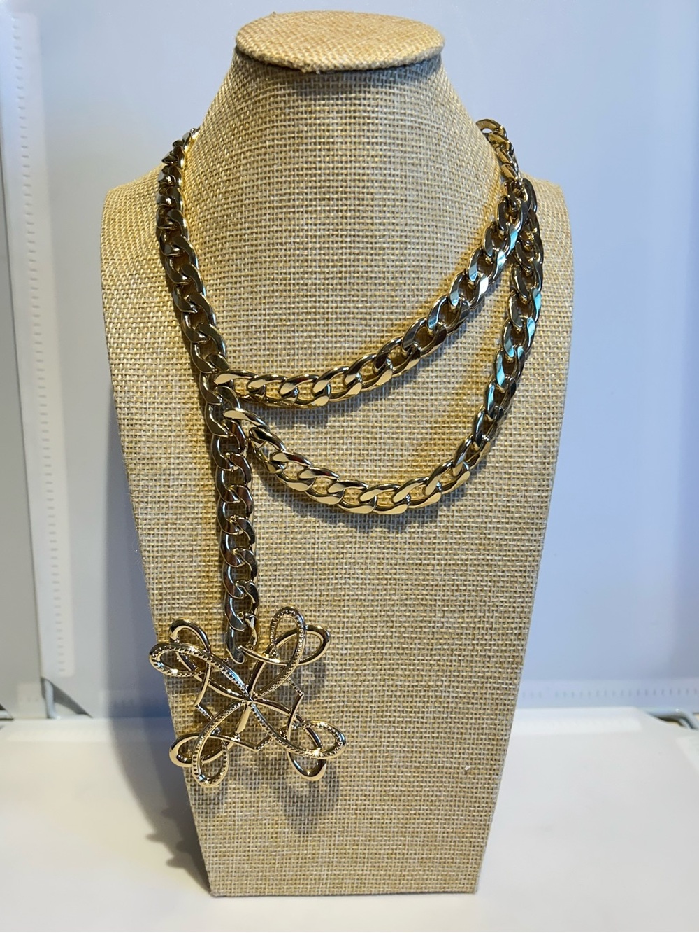Avon ( SHB ) Chunky Chain Pendant Necklace